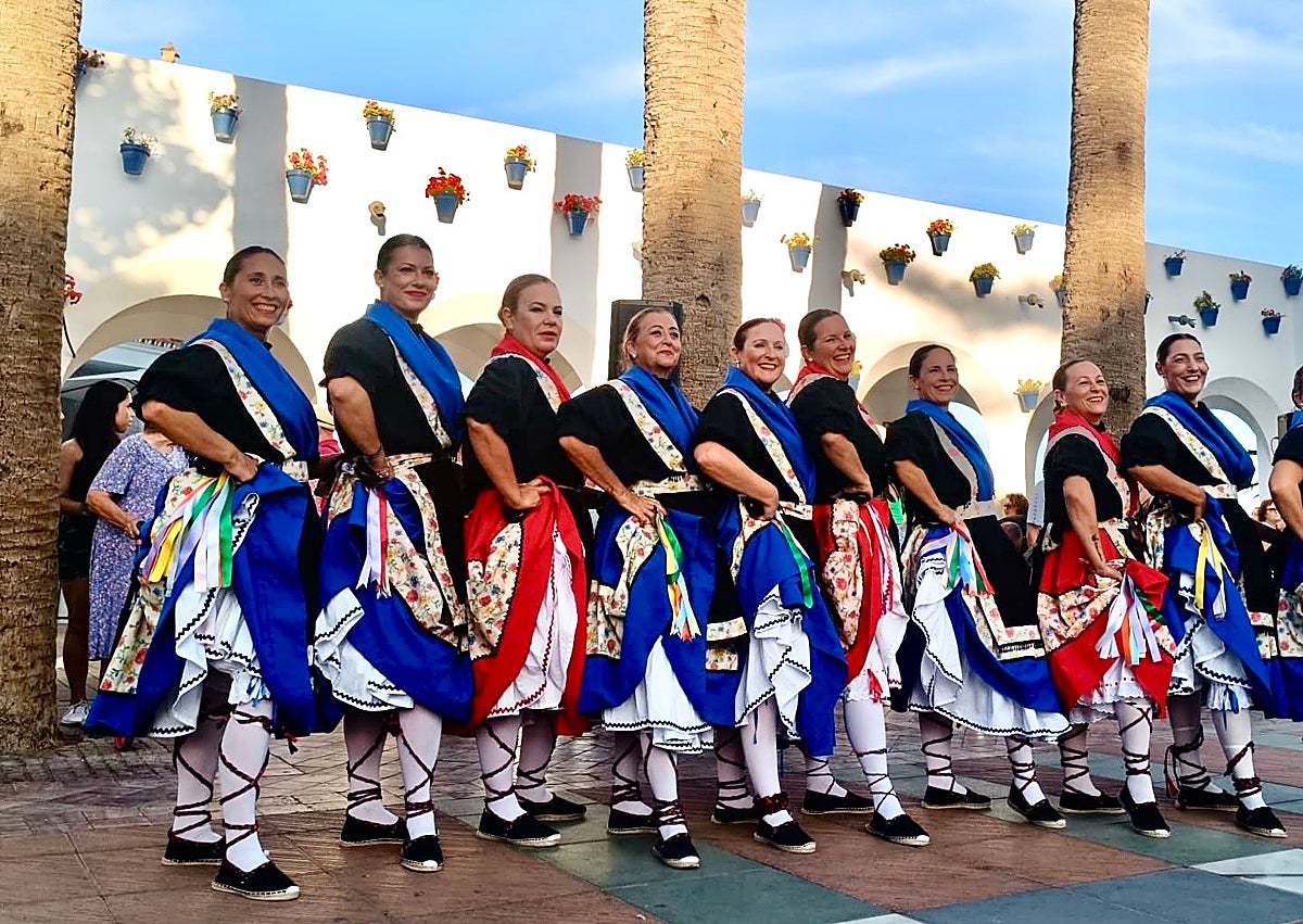 Popular Costa del Sol resort thanks tourists with free shows and white